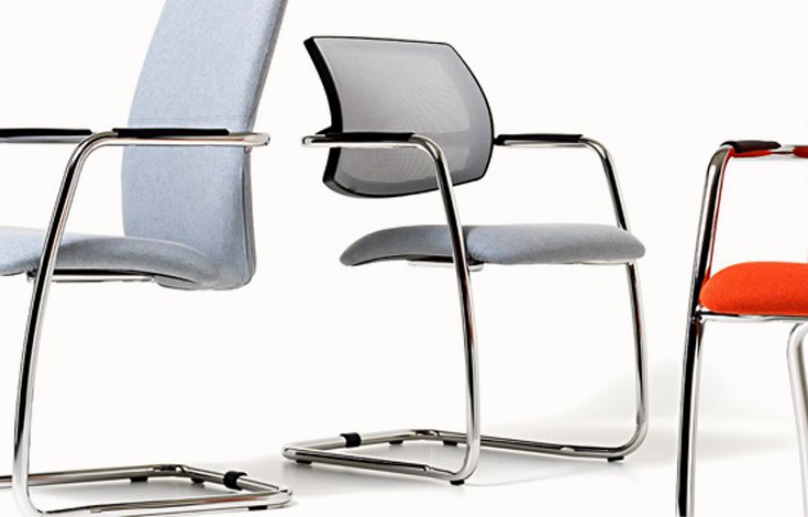 Chaise Professionnelle - Social, La Forme Classique Mais De Style Contemporain Il s’intègre facilement dans des espaces élégants et minimal, et donne du confort dans chaque situation. Le dossier du SOCIAL est variable : le rembourrage doux de l’assise, en fait, peut être recouvert de tissu ou de cuir pour s’adapter à des environnements encore plus formels. Siège visiteur, dossier rembourré en mousse de polyuréthane ou en resille dans la version bas dossier, assise rembourrée et revêtue. Piètement luge chromé ou 4 pieds, avec accoudoirs fixes. Empilable