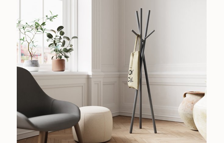 Porte-Manteau Bamboo, Un porte-manteau Autoportant Simple Et Contemporain Bamboo est constitué de tubes métalliques entrelacés et peints avec des poudres époxy, disponibles dans toutes les couleurs de la palette Alea. Les quelques éléments qui le composent créent une variété de points de maintien pour les vestes et les manteaux. La hauteur totale est de 170 cm.