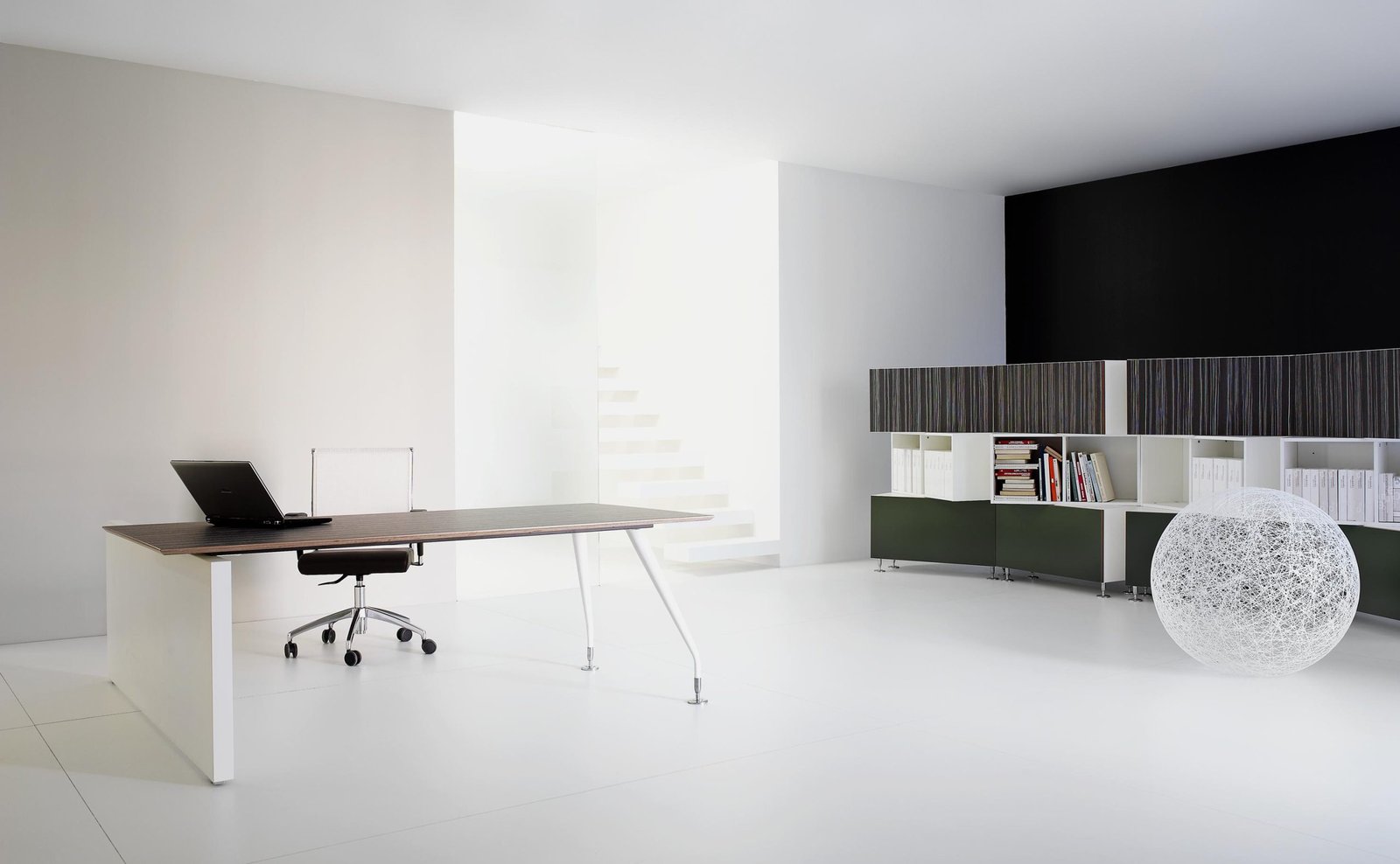 Ensemble mobilier de bureau moderne au Maroc – bureau de direction, chaise ergonomique et solutions de rangement_Casablanca