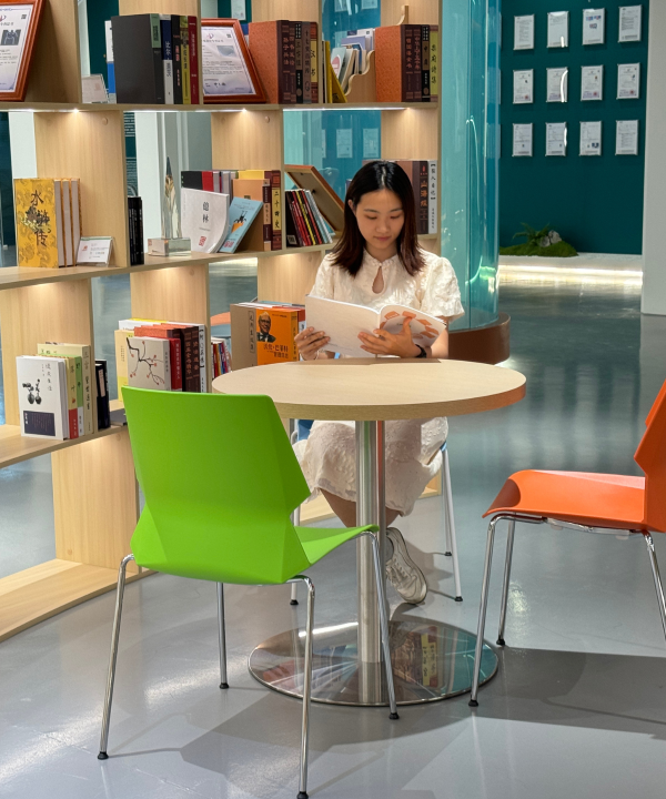 Skylar round table (3)