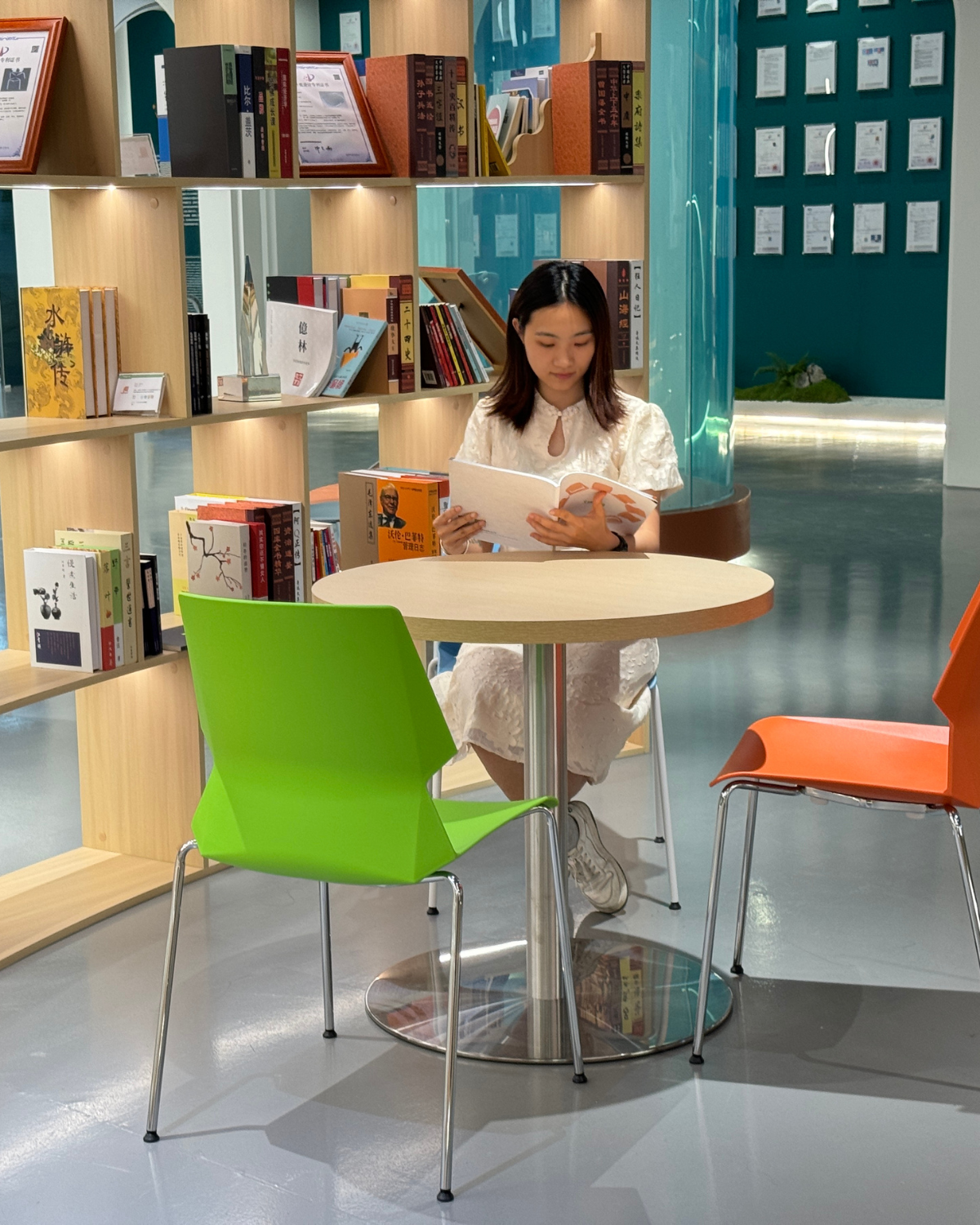 Skylar round table (3)